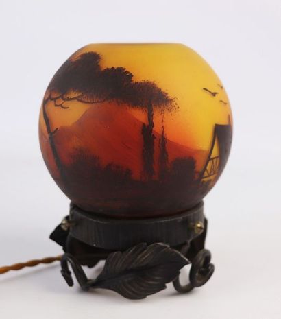 null DEVEAU (actif vers 1920-1930).

Lampe formant veilleuse de forme boule en verre...