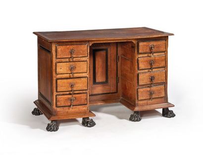 null Bureau Mazarin dit "kneehole desk" en chêne, les encadrements de tiroirs en...