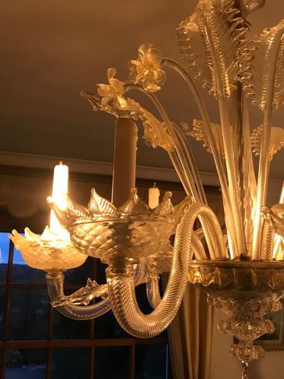 null VENISE, Murano.
Grand lustre à six bras de lumière, palmes et fleurs en tiges...