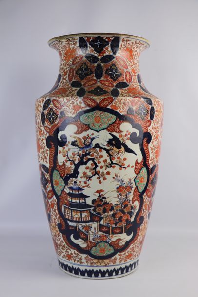 null JAPON, Imari.

Important vase balustre en porcelaine à décor dans la palette...