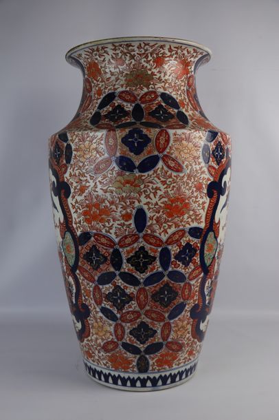null JAPON, Imari.

Important vase balustre en porcelaine à décor dans la palette...