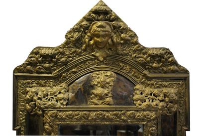 null Miroir à fronton en métal repoussé et doré, vélin peint à l'imitation de l'écaille,...