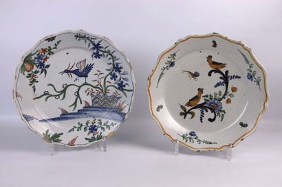 null NEVERS.

Deux assiettes en faience à décor polychrome, l'une à décor de l'oiseau...