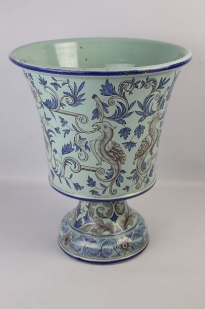 null NEVERS, Eugène HUILLIER.

Vase en faience à décor en camaieu bleu et manganèse...