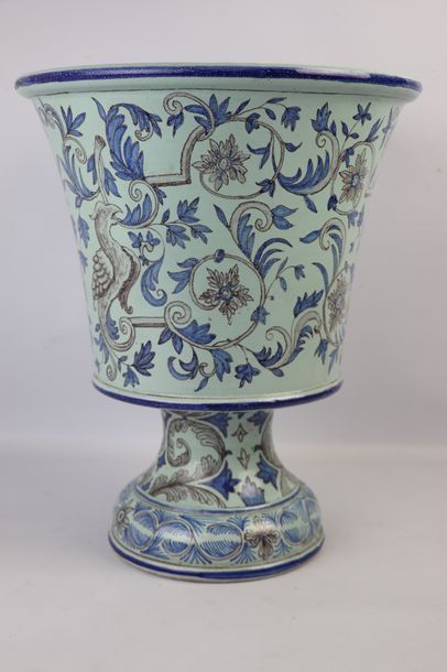null NEVERS, Eugène HUILLIER.

Vase en faience à décor en camaieu bleu et manganèse...