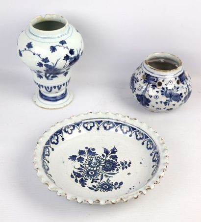 null NEVERS.

Ensemble de trois pièces en faience à décor en camaïeu bleu comprenant...