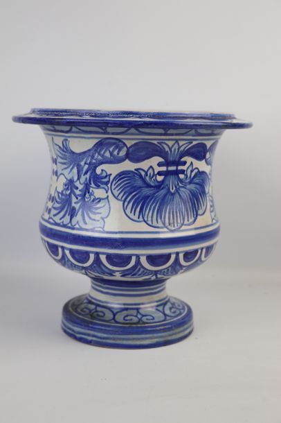null NEVERS, Antoine MONTAGNON.

Vase Medicis en faience à décor en camaieu bleu.

H_24...