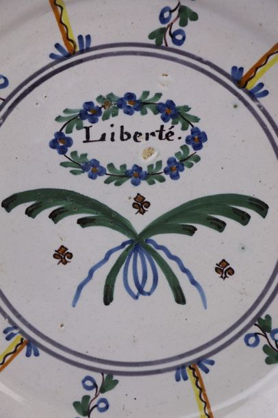 null NEVERS.

Assiette à décor polychrome révolutionnaire marqué "Liberté".

XVIIIème...