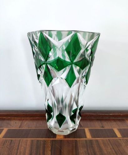 null SAINT-LOUIS.

Vase en cristal taillé vert et blanc.

Signature gravée sous la...