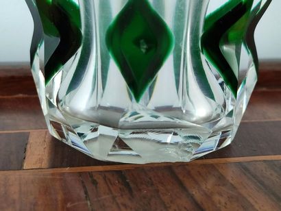 null SAINT-LOUIS.

Vase en cristal taillé vert et blanc.

Signature gravée sous la...