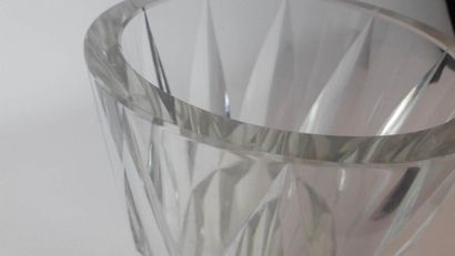 null SAINT- LOUIS.

Vase en cristal taillé modèle "Camaret".

Signature gravée sous...