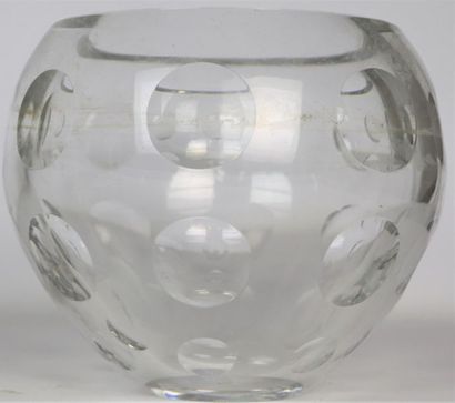 null BACCARAT.

Vase de forme boule en cristal, à décor de pastillage formant loupes.

H_15...