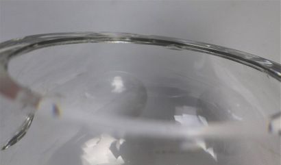 null BACCARAT.

Vase de forme boule en cristal, à décor de pastillage formant loupes.

H_15...