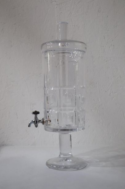 null SEVRES. 

Fontaine à eau couverte en cristal. 

H_41 cm 

