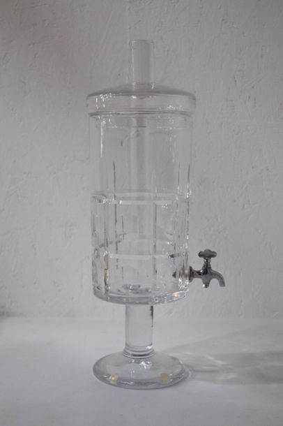 null SEVRES. 

Fontaine à eau couverte en cristal. 

H_41 cm 

