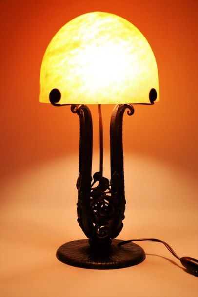 null DAUM à Nancy.

Lampe en fer forgé et globe en verre marmoréen.

H_36.5 cm