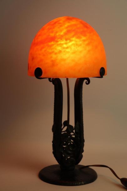 null DAUM à Nancy.

Lampe en fer forgé et globe en verre marmoréen.

H_36.5 cm