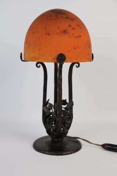 null DAUM to Nancy.

Lamp in wrought iron and globe in marmorated glass.

H_36.5...