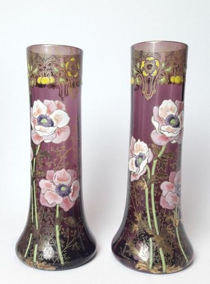 null MONTJOYE, attributed to.

Pair of cylindrical vases in glass tinted purple in...