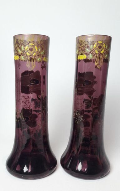 null MONTJOYE, attribué à.

Paire de vases cylindriques en verre teinté violet dans...