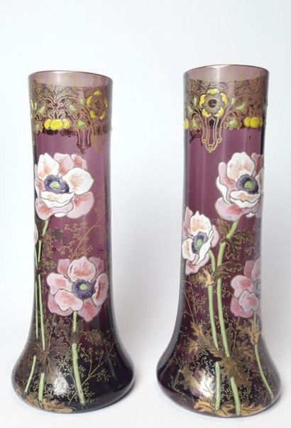 null MONTJOYE, attribué à.

Paire de vases cylindriques en verre teinté violet dans...