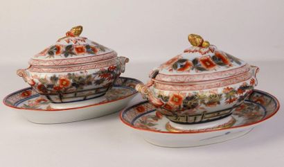 null BAYEUX, Widow Langlois.

Pair of covered sugar bowls with adherent tray in porcelain...