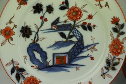 null BAYEUX, Widow Langlois.

Suite of twelve porcelain plates with Imari decoration...