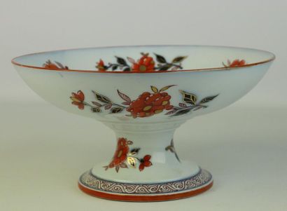 null BAYEUX, Widow Langlois.

Porcelain bowl on foot with Imari decoration of a fence,...