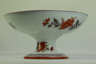 null BAYEUX, Widow Langlois.

Porcelain bowl on foot with Imari decoration of a fence,...