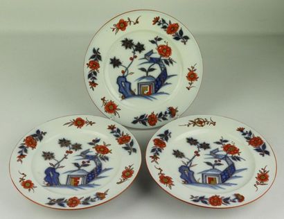 null BAYEUX, Widow Langlois.

Suite of three cake stands on porcelain heel with Imari...
