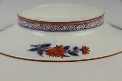 null BAYEUX, Widow Langlois.

Suite of three cake stands on porcelain heel with Imari...