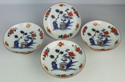 null BAYEUX, Widow Langlois.

Suite of four cake stands on porcelain stands with...