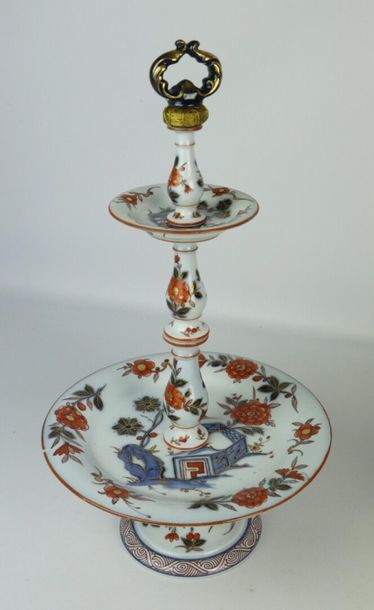 null BAYEUX, Widow Langlois.

Porcelain cake server with Imari decoration of a fence,...