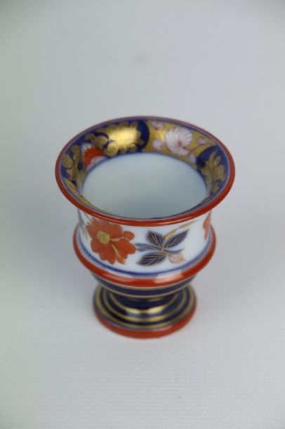 null BAYEUX, Widow Langlois.

Suite of three small cups on a porcelain pedestal with...