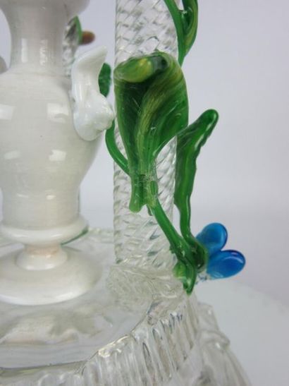 null VENICE.

Glass centerpiece, a temple in the center and bouquets of flowers surrounding...