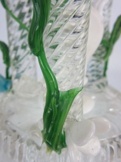 null VENICE.

Glass centerpiece, a temple in the center and bouquets of flowers surrounding...