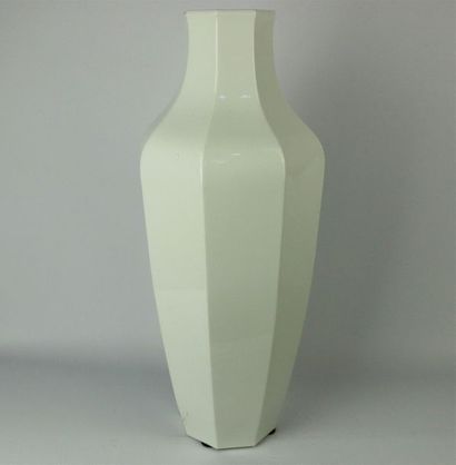 null SEVRES.

Grand vase en porcelaine blanche.

Marque date pour 1991 (marque gamée).

H_55,5...