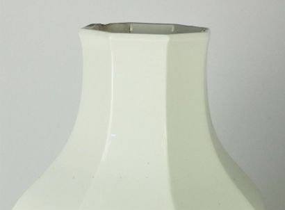 null SEVRES.

Grand vase en porcelaine blanche.

Marque date pour 1991 (marque gamée).

H_55,5...