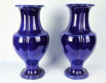 null SEVRES.

Pair of porcelain vases with deep blue enamel decoration.

Date stamp...