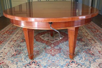 null Large mahogany and mahogany veneer dining table, resting on five legs.

Crank...