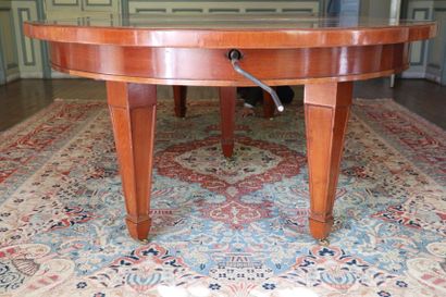 null Large mahogany and mahogany veneer dining table, resting on five legs.

Crank...