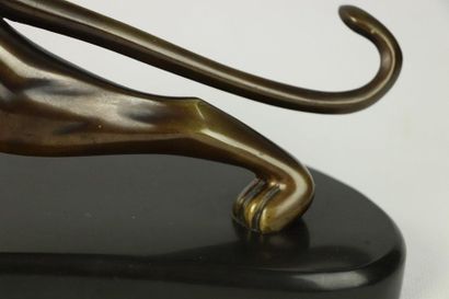 null Georges LAVROFF (1895-1991).

La panthère en marche.

Bronze à patine brune,...