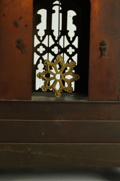 null Pendule à la cathédrale en bronze doré et patiné.

Cadran en rosace, riche décor...