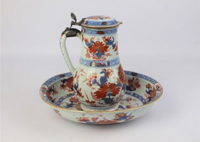 null CHINE.

Verseuse et son bassin en porcelaine à décor Imari.

XVIIIème siècle.

La...