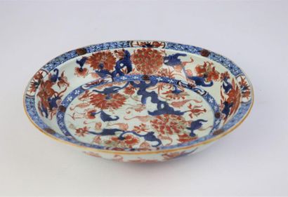 null CHINE.

Verseuse et son bassin en porcelaine à décor Imari.

XVIIIème siècle.

La...