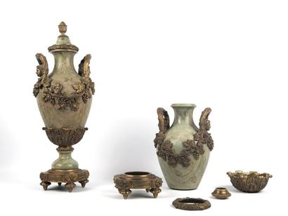 null Paire de vases en marbre vert et ornementation de bronzes dorés à décor de bustes...