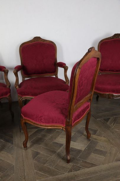 null Mobilier de salon comprenant quatre fauteuils et une paire de chaises. 

Style...