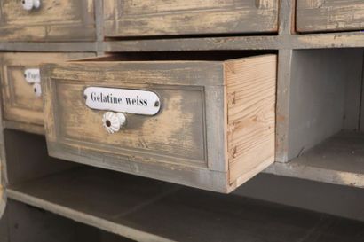null Important meuble de grainetier en bois peint à casiers, tiroirs et portes en...
