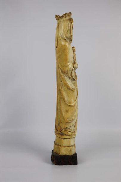 null Grande Vierge en ivoire sculpté de style gothique.

Seconde moitié du XIXème...