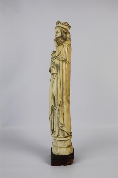 null Grande Vierge en ivoire sculpté de style gothique.

Seconde moitié du XIXème...